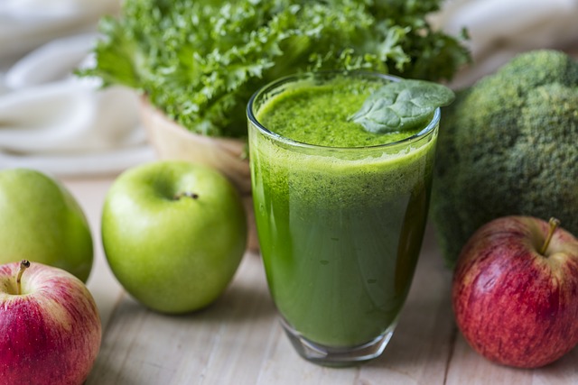 Gesunde Ernährung mit grünen Smoothies mittels eines Vitamix ...